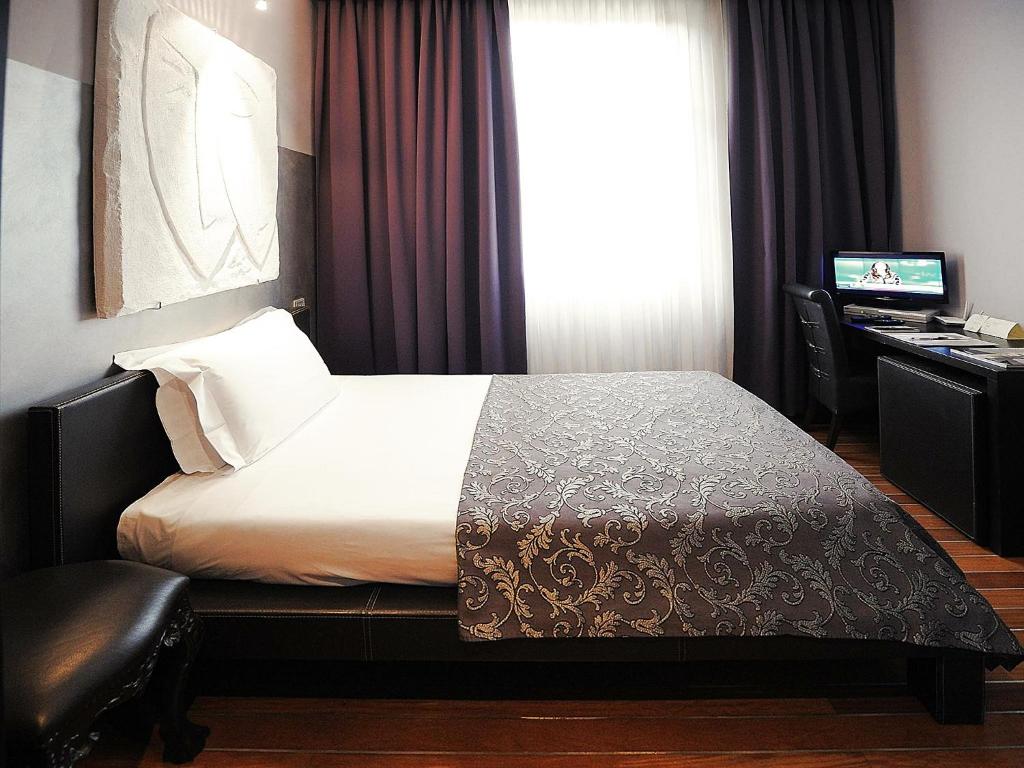 Łóżko lub łóżka w pokoju w obiekcie Borghese Palace Art Hotel