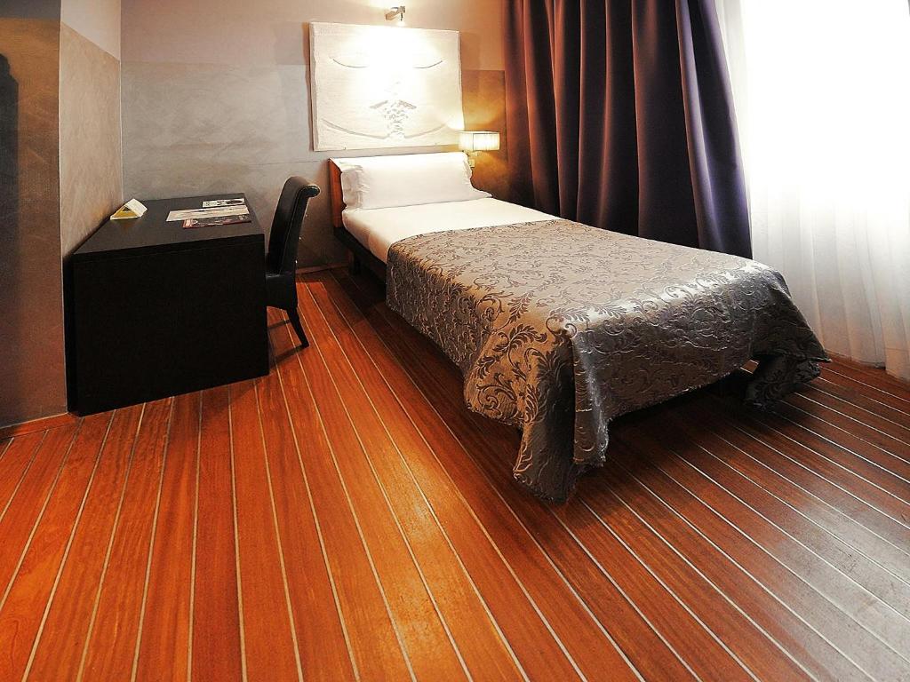 Łóżko lub łóżka w pokoju w obiekcie Borghese Palace Art Hotel