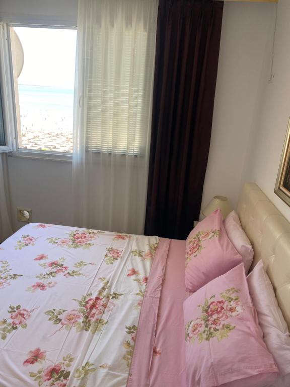 Ліжко або ліжка в номері Albi Apartmet beachfront in Shengjin