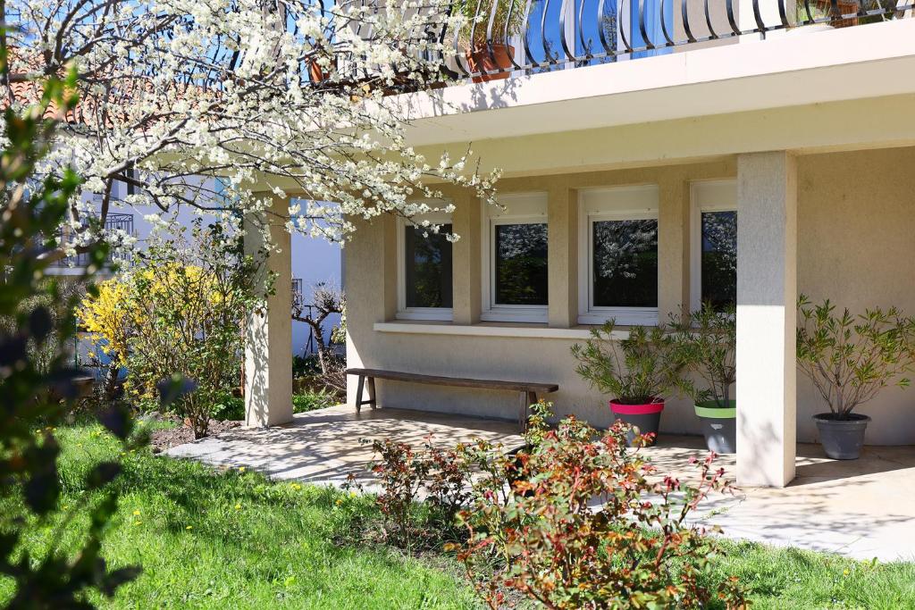un banc assis sur le côté d'une maison dans l'établissement Le Prunier, à Vals-près-le-Puy