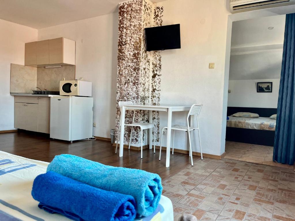 A bed or beds in a room at Paunovi Guest House
