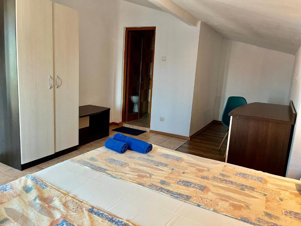A bed or beds in a room at Paunovi Guest House