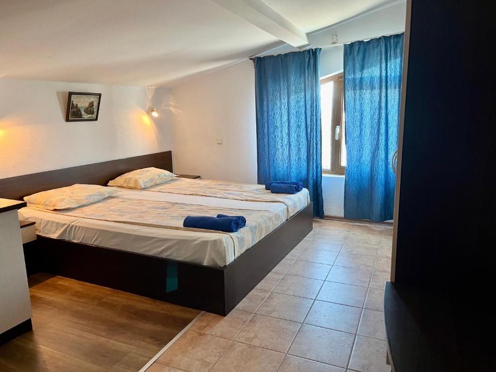 A bed or beds in a room at Paunovi Guest House