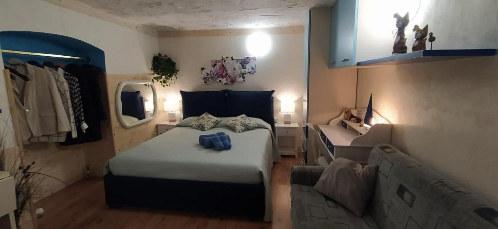 een kleine slaapkamer met 2 bedden en een bank bij Ribero's Home - Center - Quite Zone in Sanremo