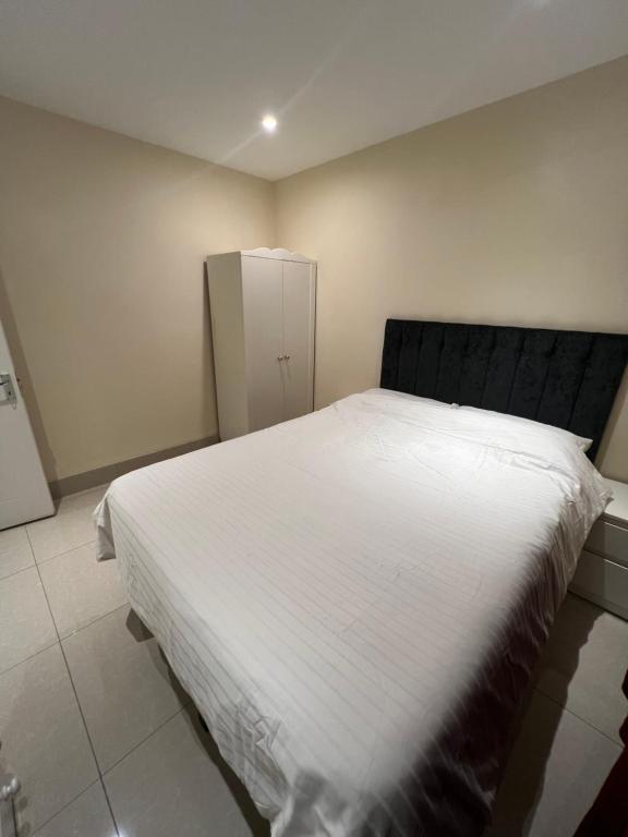 Postel nebo postele na pokoji v ubytování Lovely Dublin Home - Just 15 Mins to City Centre