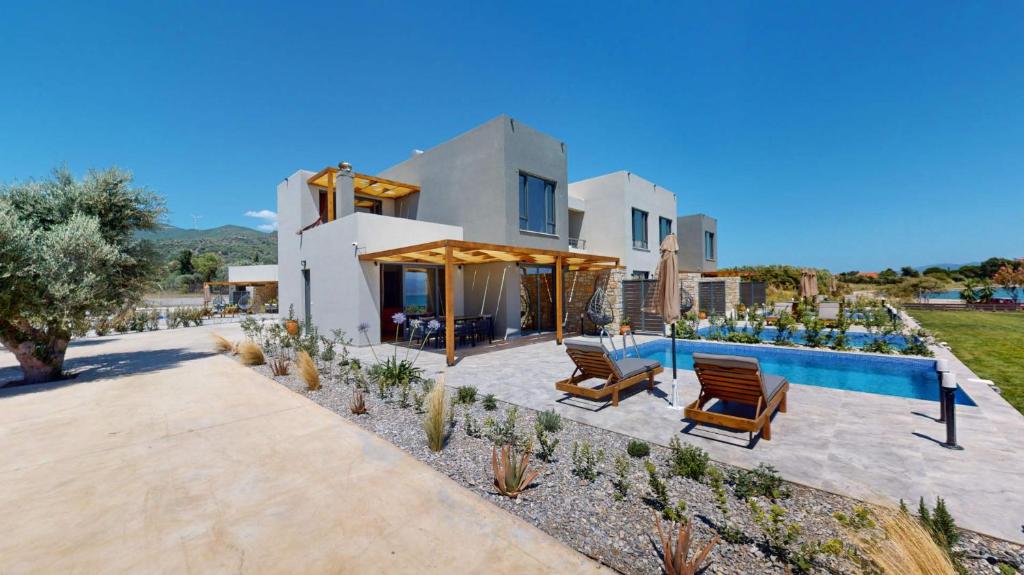 Bazén v ubytování Epipleon Serenity Villas nebo v jeho okolí