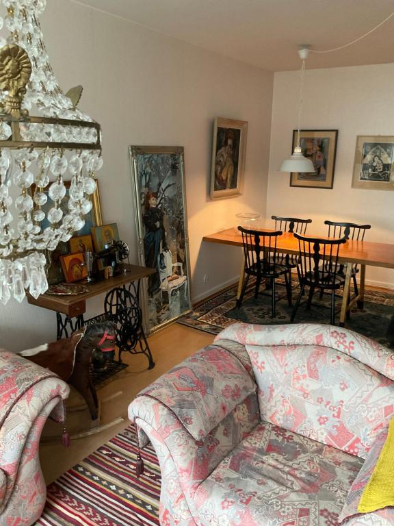 a living room with a couch and a table at Retrohenkinen taiteilijakoti - Tampere Kaleva in Tampere