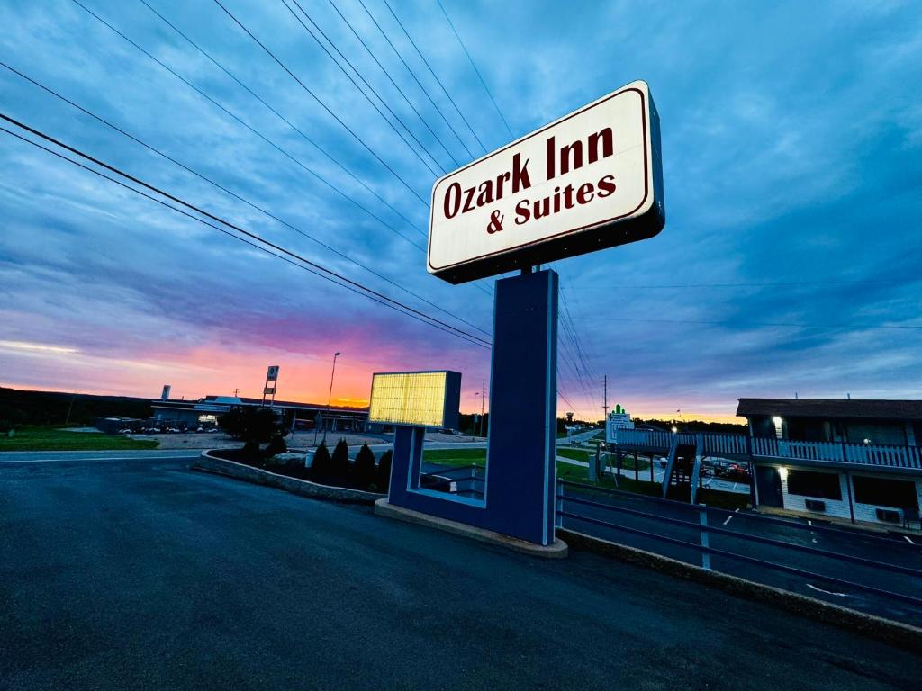 Un cartel de Aaugh Inn and Suites en una calle en Ozark Inn and Suites, en Osage Beach