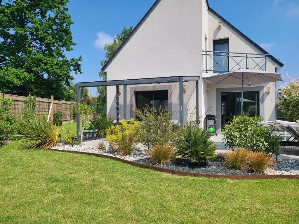 une maison avec un jardin devant dans l'établissement La Fontaine de Baron, à Baron-sur-Odon