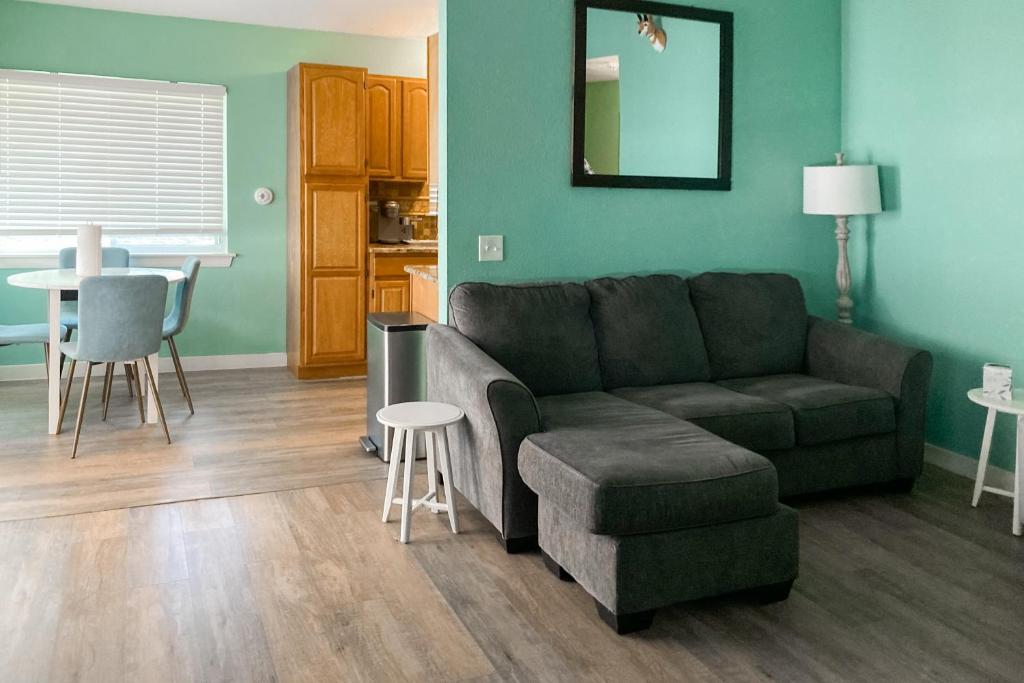 una sala de estar con un sofá y una mesa en Frida's Hideaway, en San Antonio