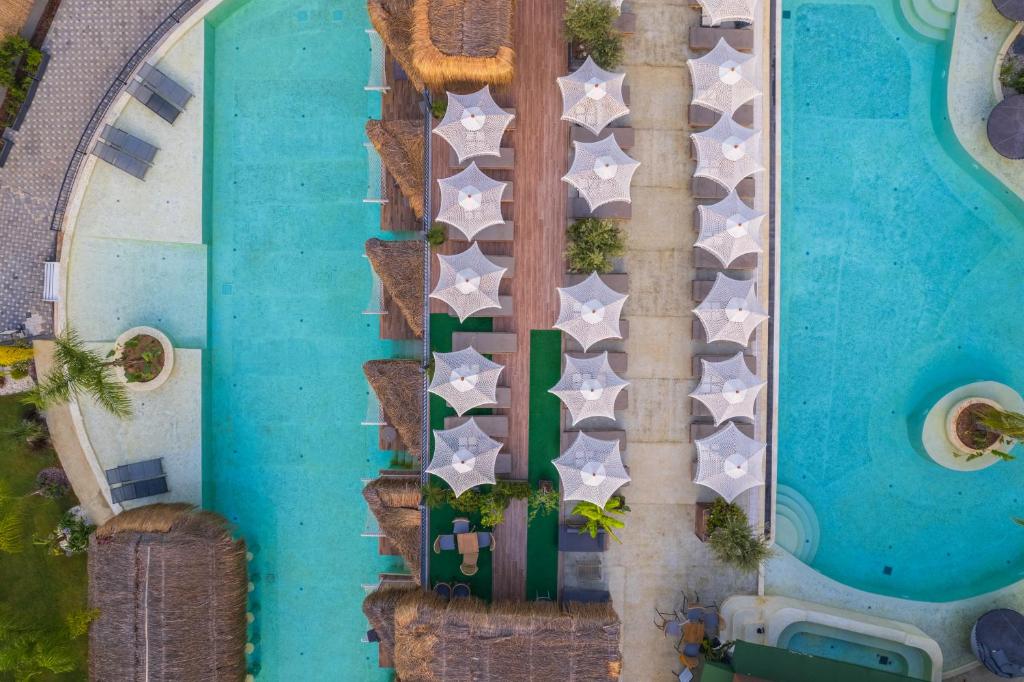 Bazén v ubytování Morina Deluxe Hotel nebo v jeho okolí