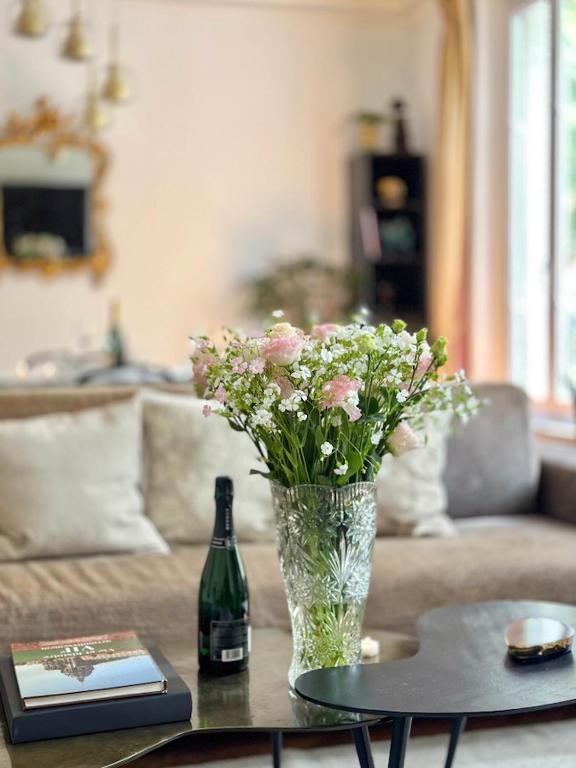 Posezení v ubytování Charming French Style Apartment with Eiffel Tower View Prime Location Near Top Attractions