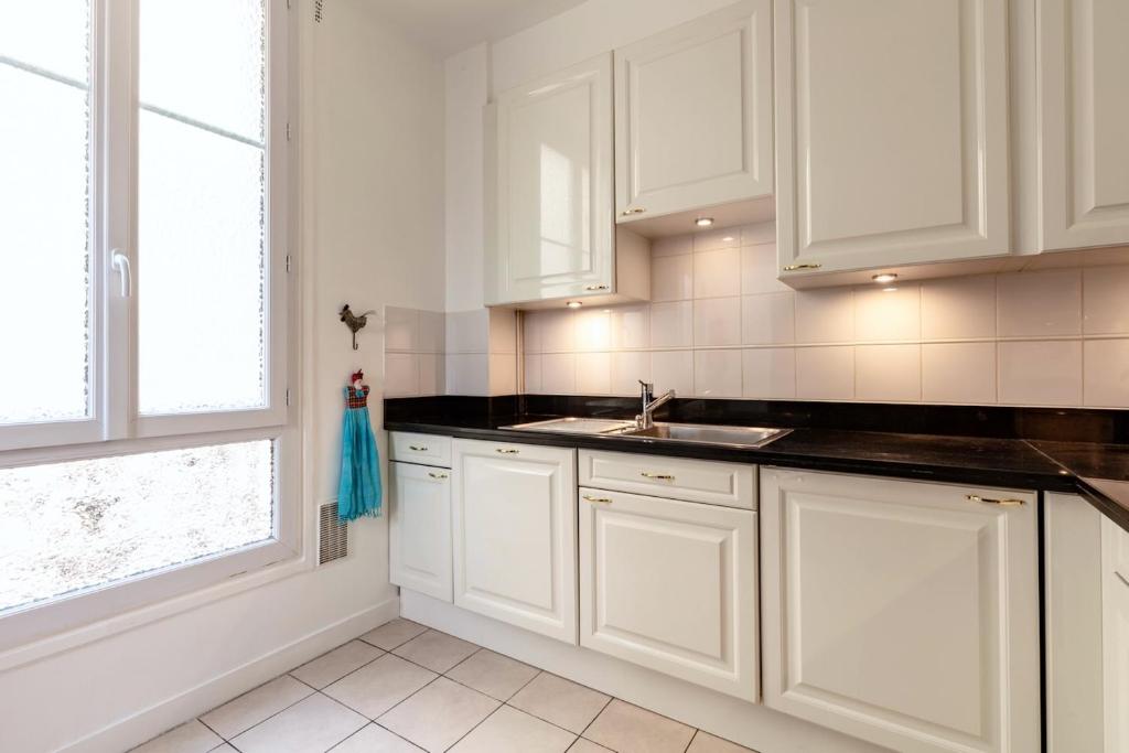 Kuchyň nebo kuchyňský kout v ubytování Charming French Style Apartment with Eiffel Tower View Prime Location Near Top Attractions