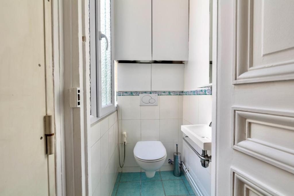 Koupelna v ubytování Charming French Style Apartment with Eiffel Tower View Prime Location Near Top Attractions
