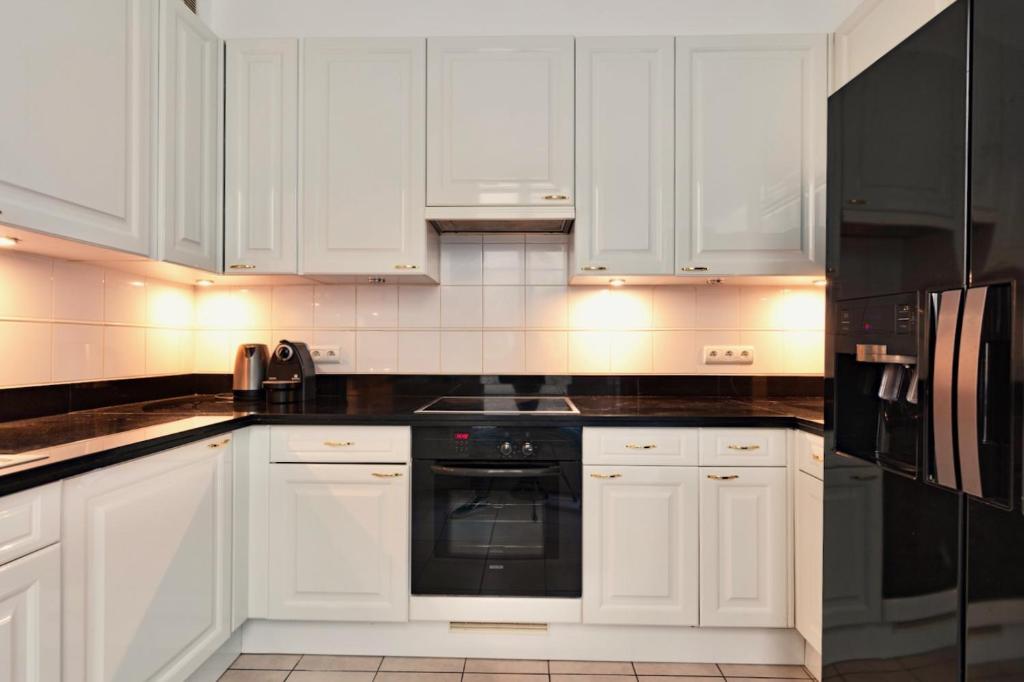 Kuchyň nebo kuchyňský kout v ubytování Charming French Style Apartment with Eiffel Tower View Prime Location Near Top Attractions