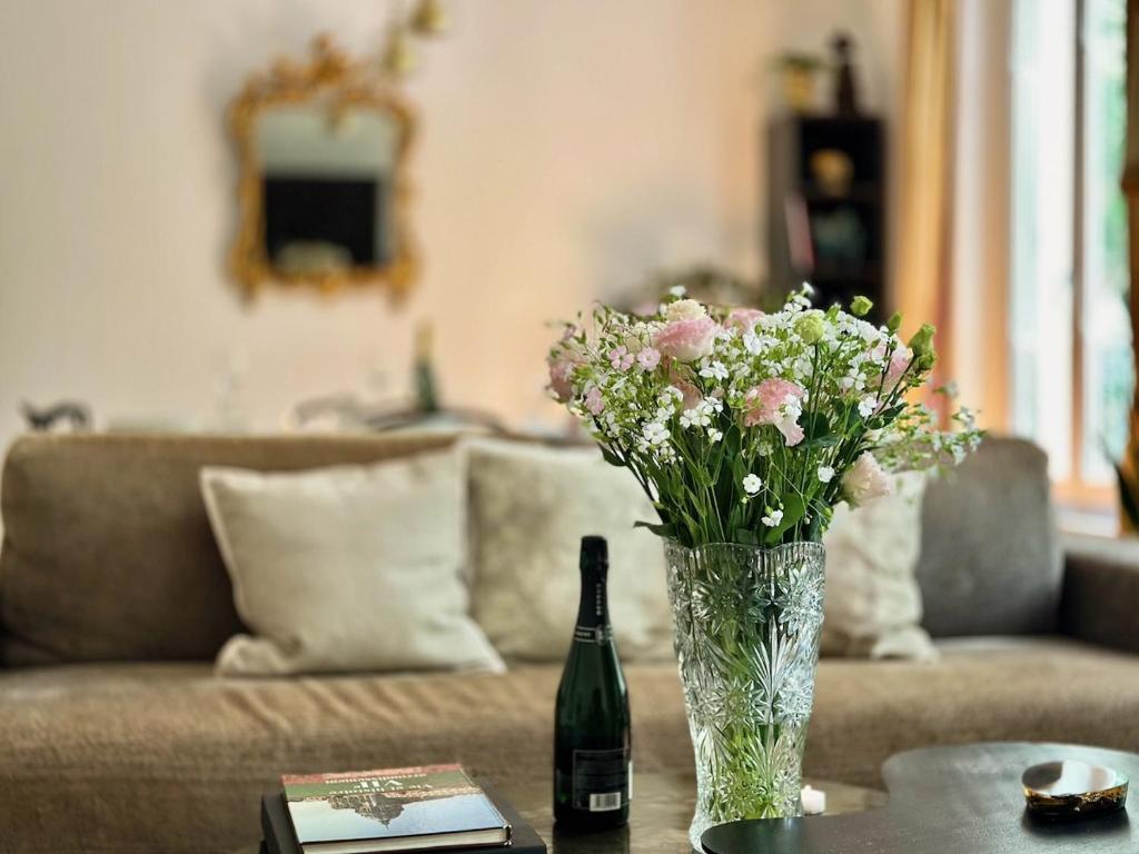 Posezení v ubytování Charming French Style Apartment with Eiffel Tower View Prime Location Near Top Attractions