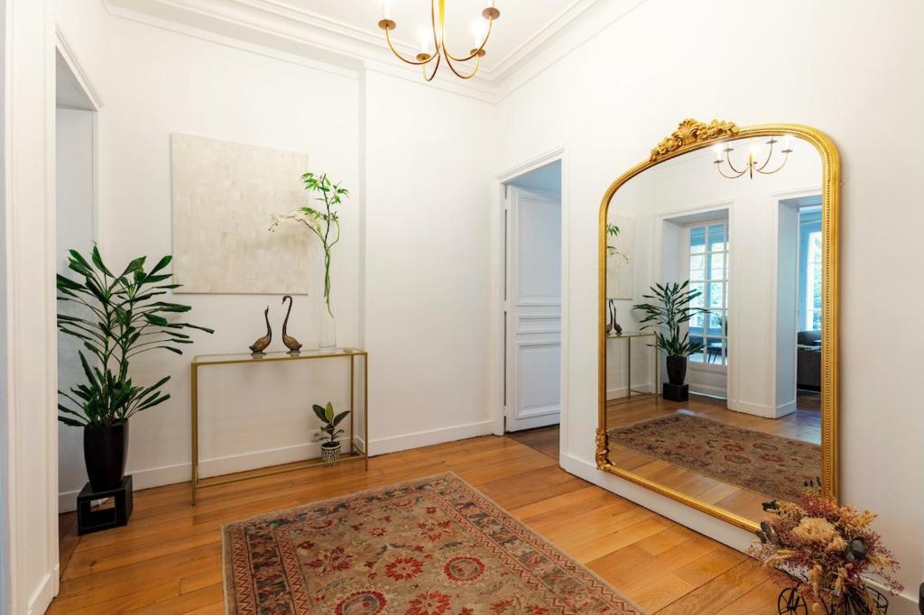 Fotografie z fotogalerie ubytování Charming French Style Apartment with Eiffel Tower View Prime Location Near Top Attractions v Paříži