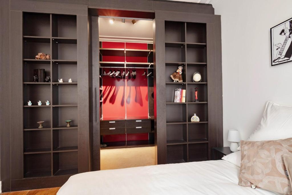 Postel nebo postele na pokoji v ubytování Charming French Style Apartment with Eiffel Tower View Prime Location Near Top Attractions