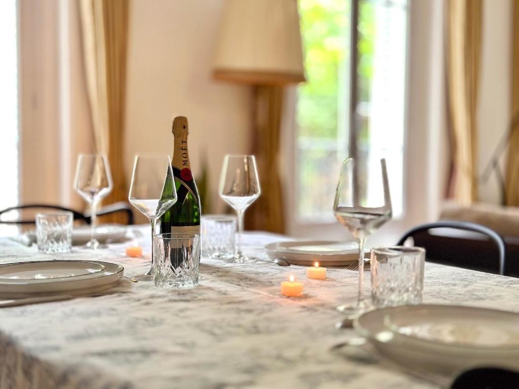 Nápoje v ubytování Charming French Style Apartment with Eiffel Tower View Prime Location Near Top Attractions