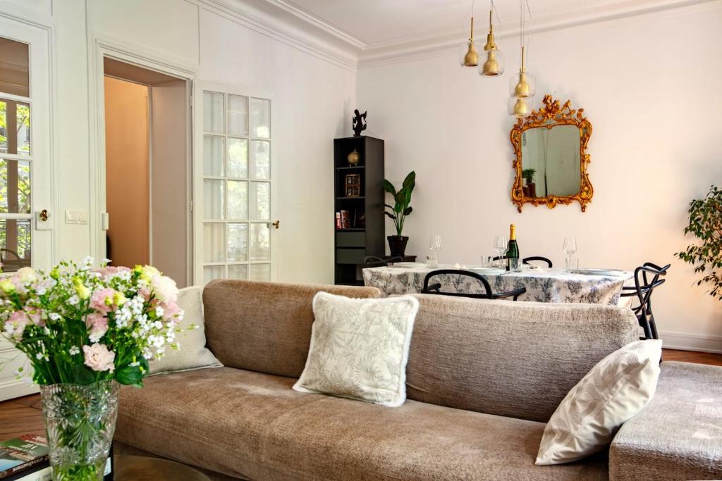 Posezení v ubytování Charming French Style Apartment with Eiffel Tower View Prime Location Near Top Attractions