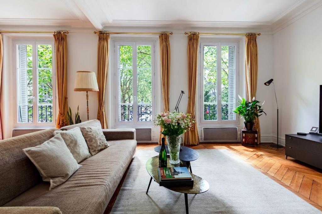 Posezení v ubytování Charming French Style Apartment with Eiffel Tower View Prime Location Near Top Attractions