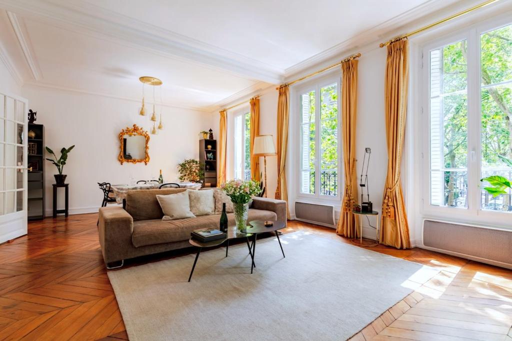 Posezení v ubytování Charming French Style Apartment with Eiffel Tower View Prime Location Near Top Attractions