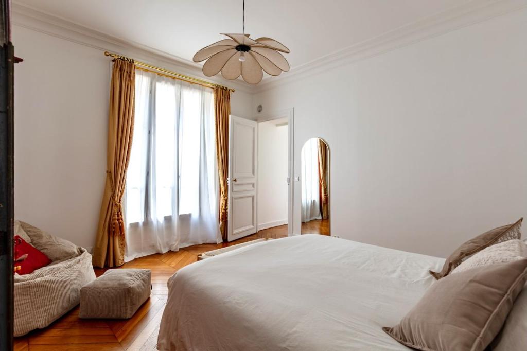 Postel nebo postele na pokoji v ubytování Charming French Style Apartment with Eiffel Tower View Prime Location Near Top Attractions