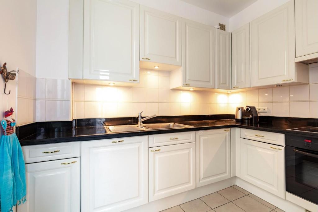 Kuchyň nebo kuchyňský kout v ubytování Charming French Style Apartment with Eiffel Tower View Prime Location Near Top Attractions