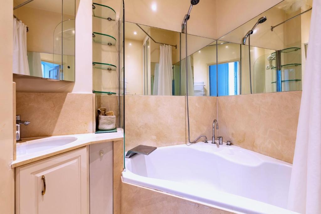 Koupelna v ubytování Charming French Style Apartment with Eiffel Tower View Prime Location Near Top Attractions