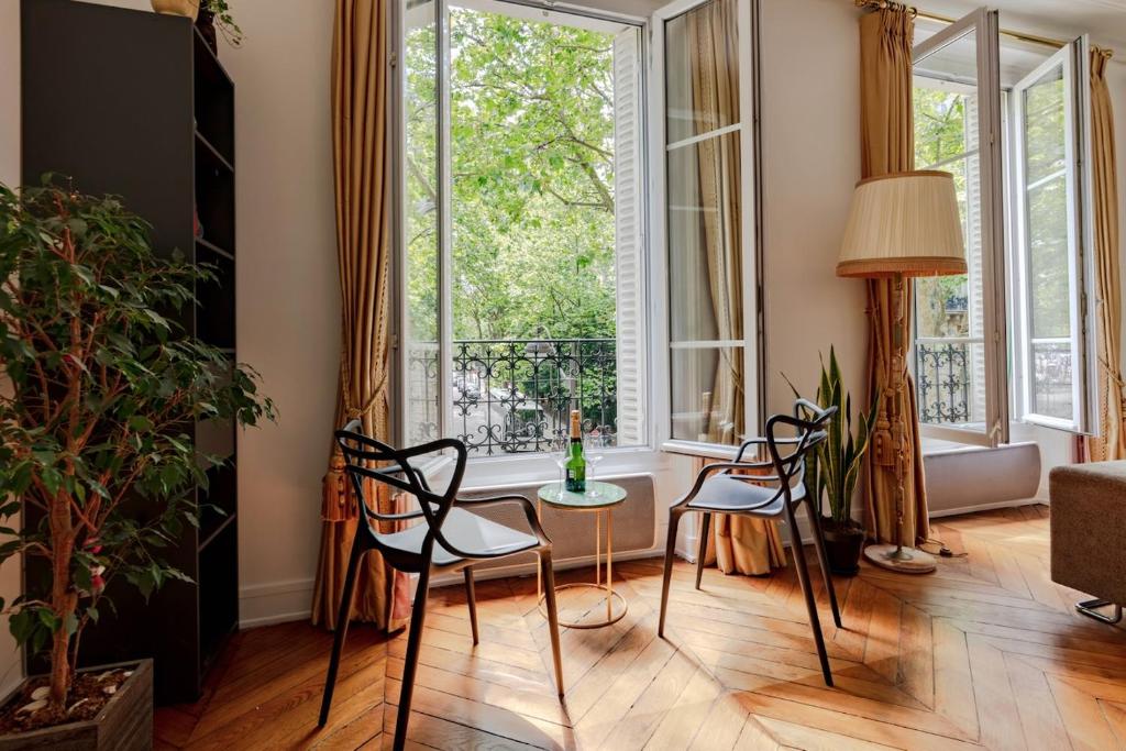 Posezení v ubytování Charming French Style Apartment with Eiffel Tower View Prime Location Near Top Attractions
