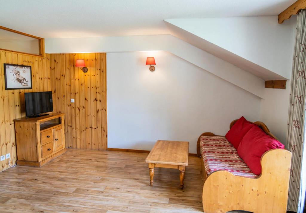 un salon avec un canapé et une table dans l'établissement Résidence Les Hauts De Preclaux - Studio avec vue splendide sur le front de neige MAE-3691, aux Orres