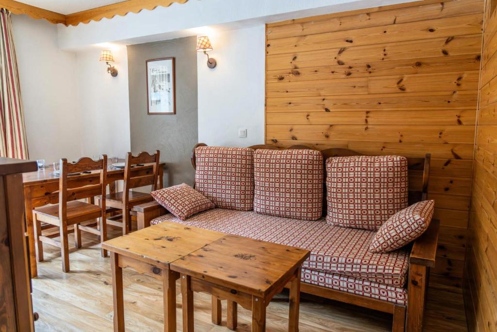 un salon avec un canapé et une table dans l'établissement Résidence Les Hauts De Preclaux - Appartement ensoleillé au coeur des Orres 1800 MAE-3671, aux Orres