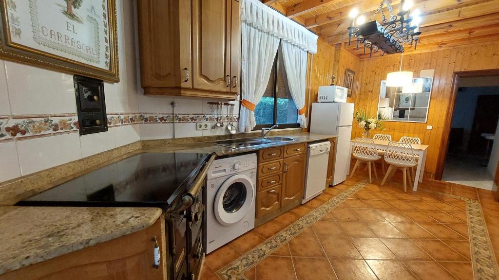 Kuchyň nebo kuchyňský kout v ubytování Viviendas Turisticas El Carrascal