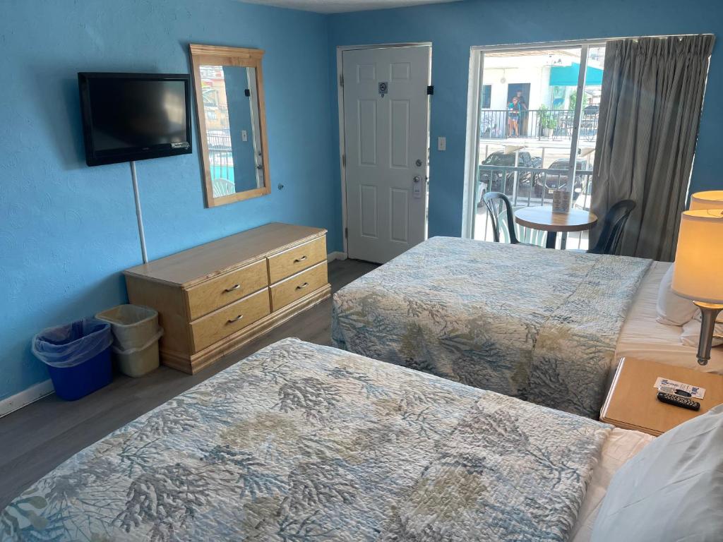 Postel nebo postele na pokoji v ubytování Surfcomber Motel
