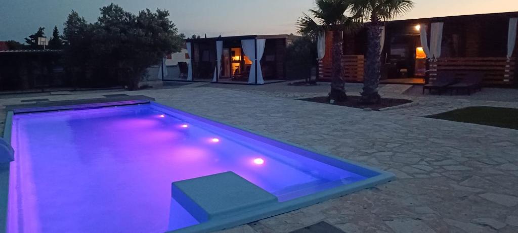 Bazén v ubytování SAK Mobile Home Pirovac nebo v jeho okolí