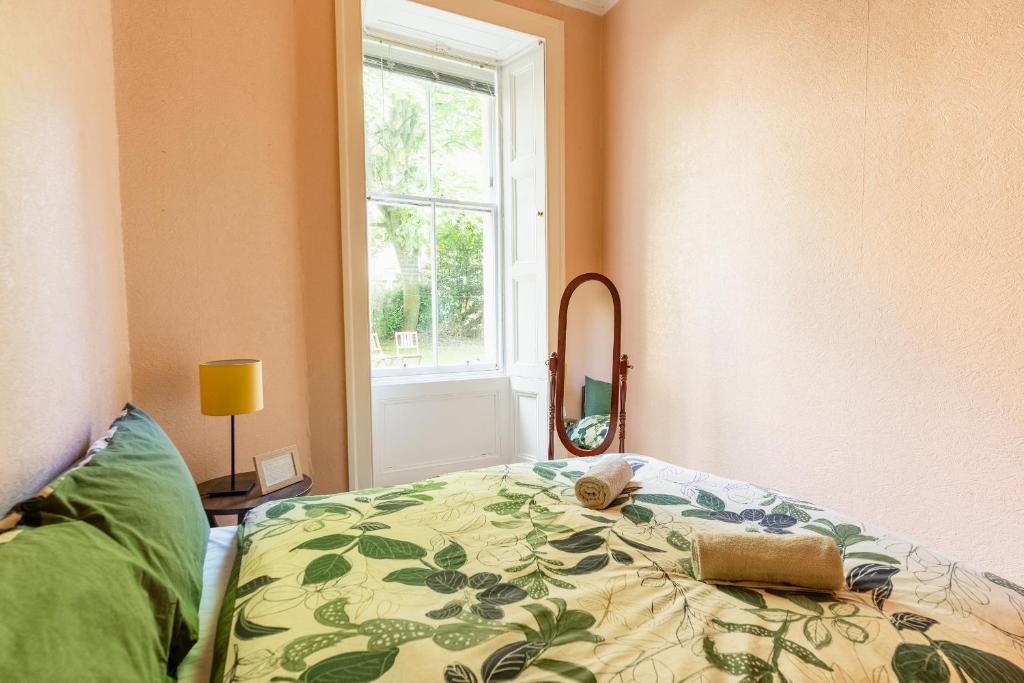 Postel nebo postele na pokoji v ubytování The Peach Room