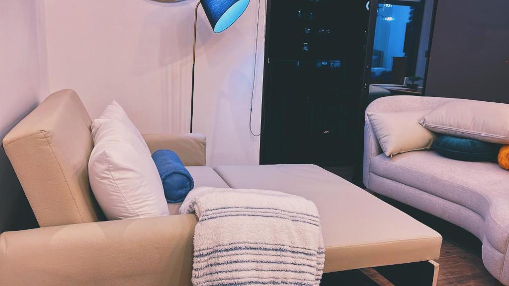 a living room with a couch and two chairs at Penthouse Ciudad de Guatemala zona 10 EON in Guatemala