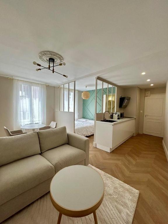 un salon avec un canapé et une table dans l'établissement Superbe studio centre ville, à La Rochelle