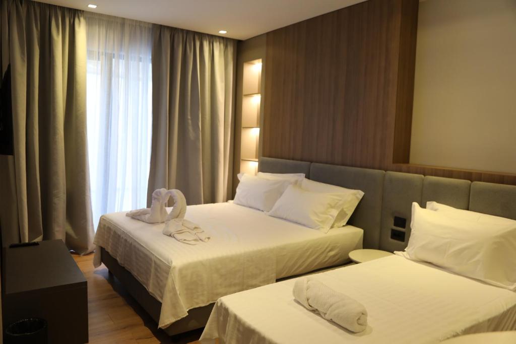 Postel nebo postele na pokoji v ubytování Kruja Luxury Suites