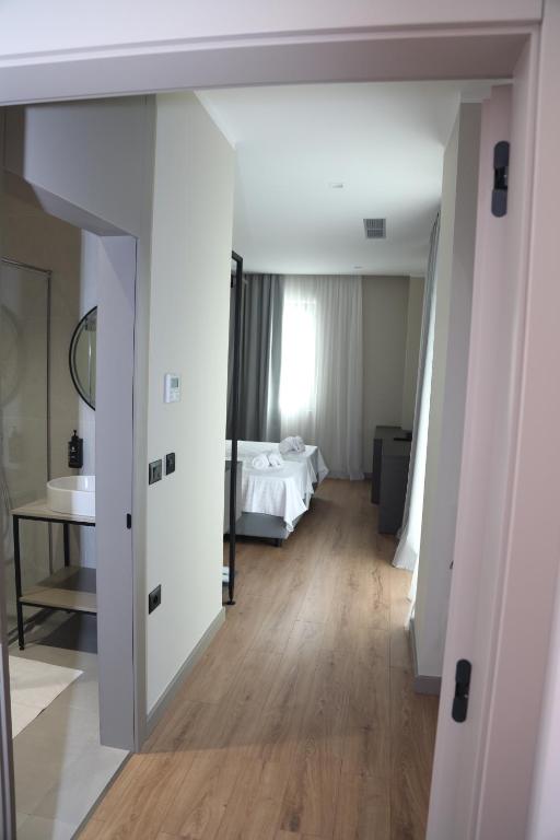 Postel nebo postele na pokoji v ubytování Kruja Luxury Suites