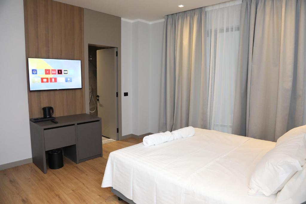 Postel nebo postele na pokoji v ubytování Kruja Luxury Suites