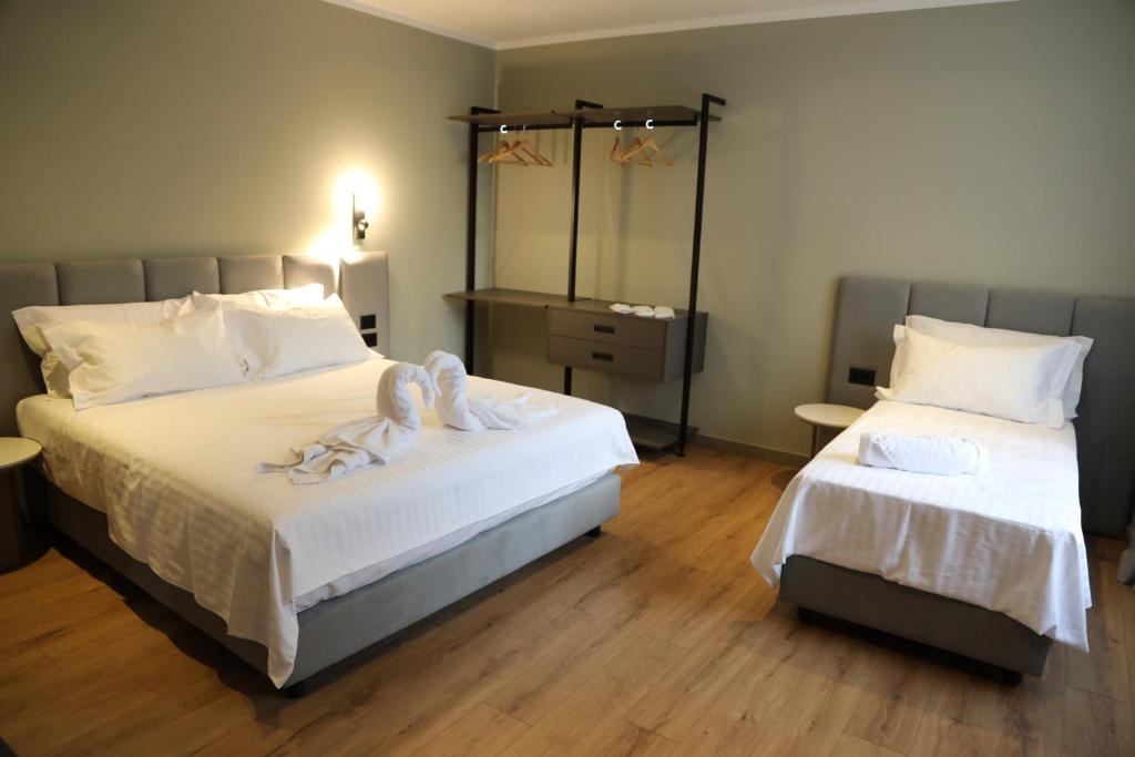 Postel nebo postele na pokoji v ubytování Kruja Luxury Suites