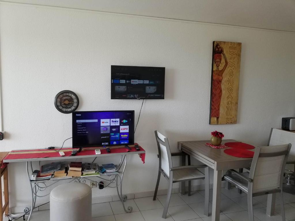 TV a/nebo společenská místnost v ubytování Orient Bay Beach Studio