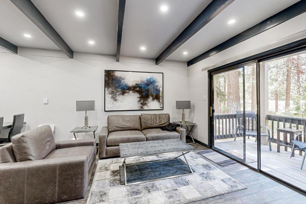 una sala de estar con un sofá y una mesa en Modern Mountain Retreat, en Incline Village