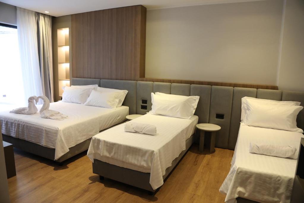 Postel nebo postele na pokoji v ubytování Kruja Luxury Suites