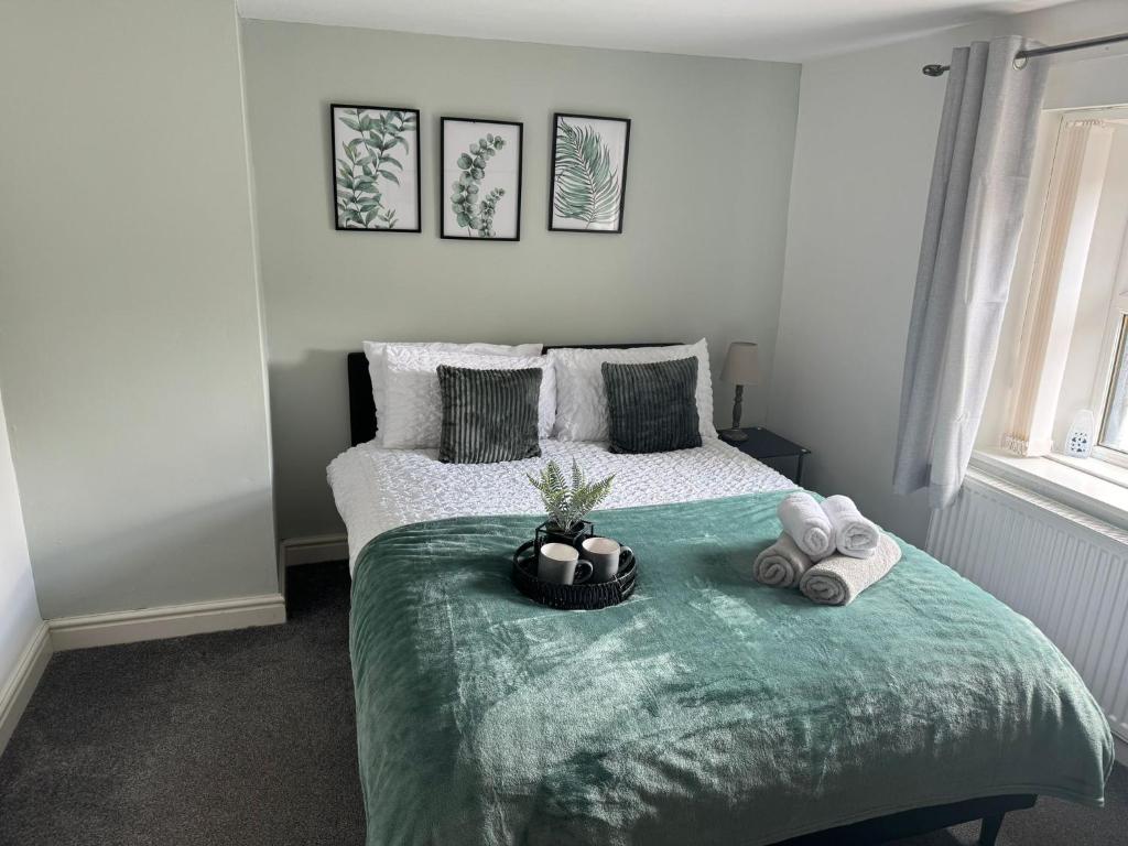 En eller flere senge i et værelse på Woodman House- 7 Bedrooms - Sleeps 14