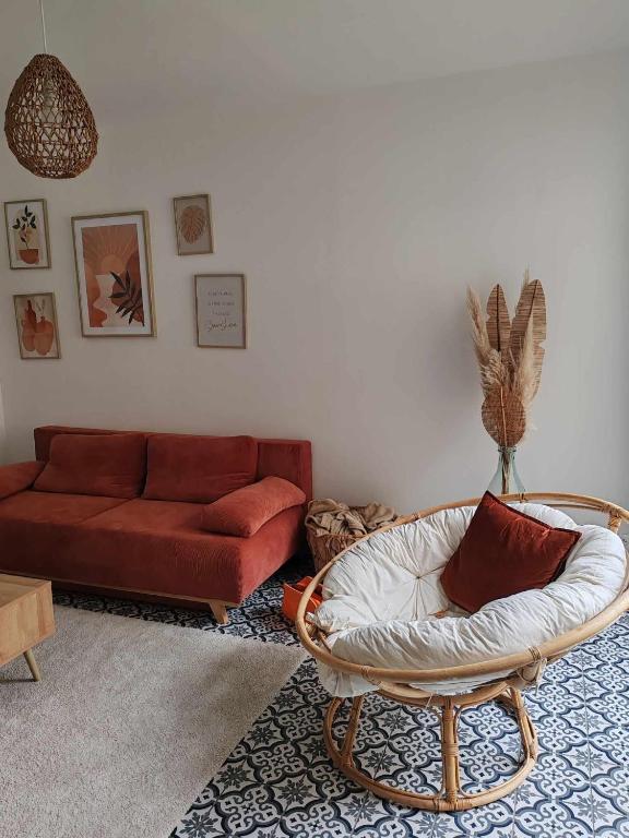 un salon avec un canapé et une chaise dans l'établissement Spacieuse maison proche mer, à Lanvollon