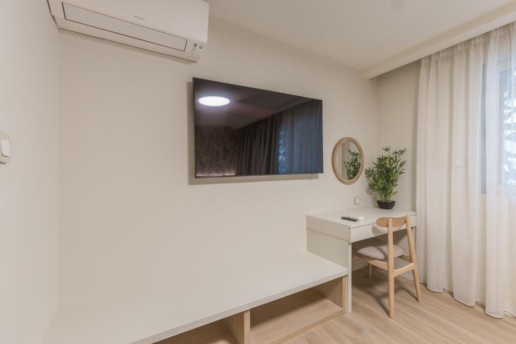 TV a/nebo společenská místnost v ubytování The Mediterranean Suites