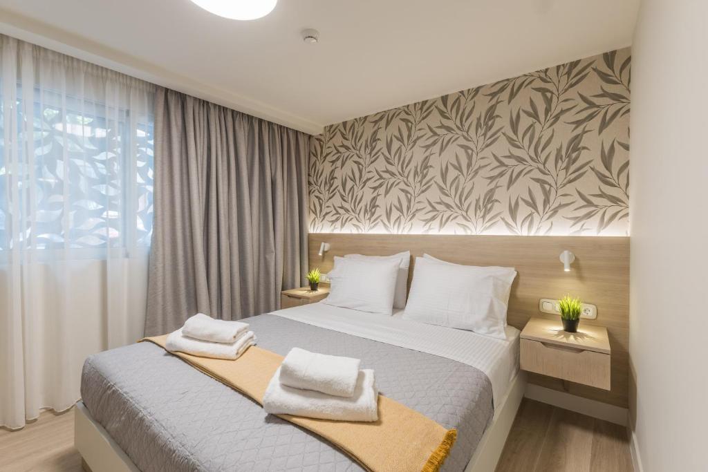 Postel nebo postele na pokoji v ubytování The Mediterranean Suites