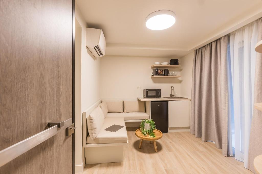 Kuchyň nebo kuchyňský kout v ubytování The Mediterranean Suites